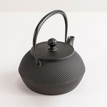 画像をギャラリービューアに読み込む, 鉄瓶 7型アラレ(IH対応) 900ml 【岩手県】