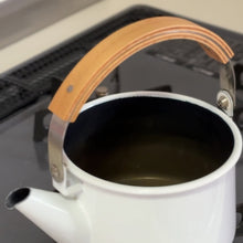 画像をギャラリービューアに読み込む, 琺瑯でフォルムが美しいkaicoのケトル1.45L(IH対応)蓋を開けた様子