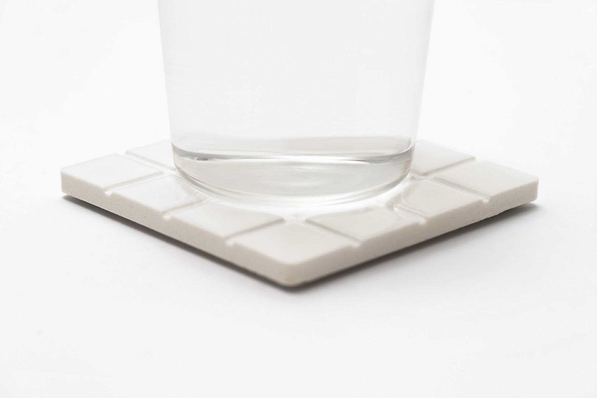 THE COASTER｜水滴に強く、グラスにくっつきにくい磁器タイルの