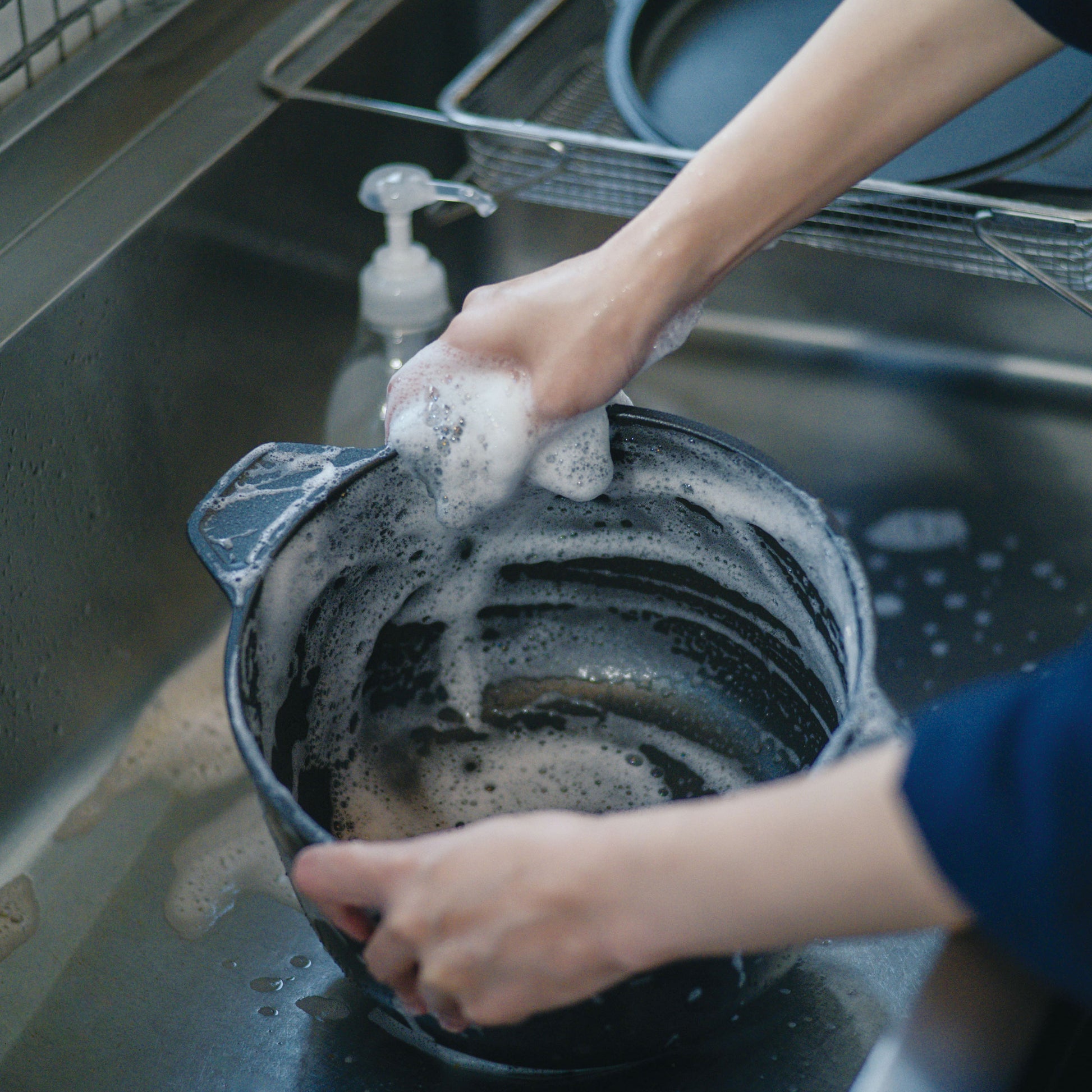 味わい鍋はお手入れ簡単、なで洗いで完了