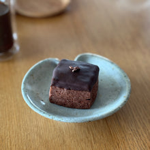 画像をギャラリービューアに読み込む, 箸置き小皿 (黄) [栃木]
