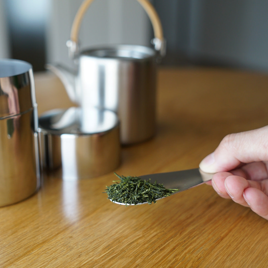 ブラックピーマン 茶さじ ナチュラルで茶葉をすくう使用イメージ