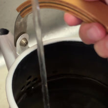 画像をギャラリービューアに読み込む, 琺瑯でフォルムが美しいkaicoのケトル1.45L(IH対応) 水を入れやすい
