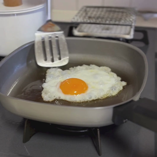 鉄製ひし形フライパン浅型で目玉焼き。ヘラを通すとくっ付かずに動かせました。